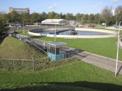 901230 Gezicht over het terrein van de rioolwaterzuiveringsinstallatie Utrecht (RWZI, Zandpad 1) te Utrecht, tijdens de ...